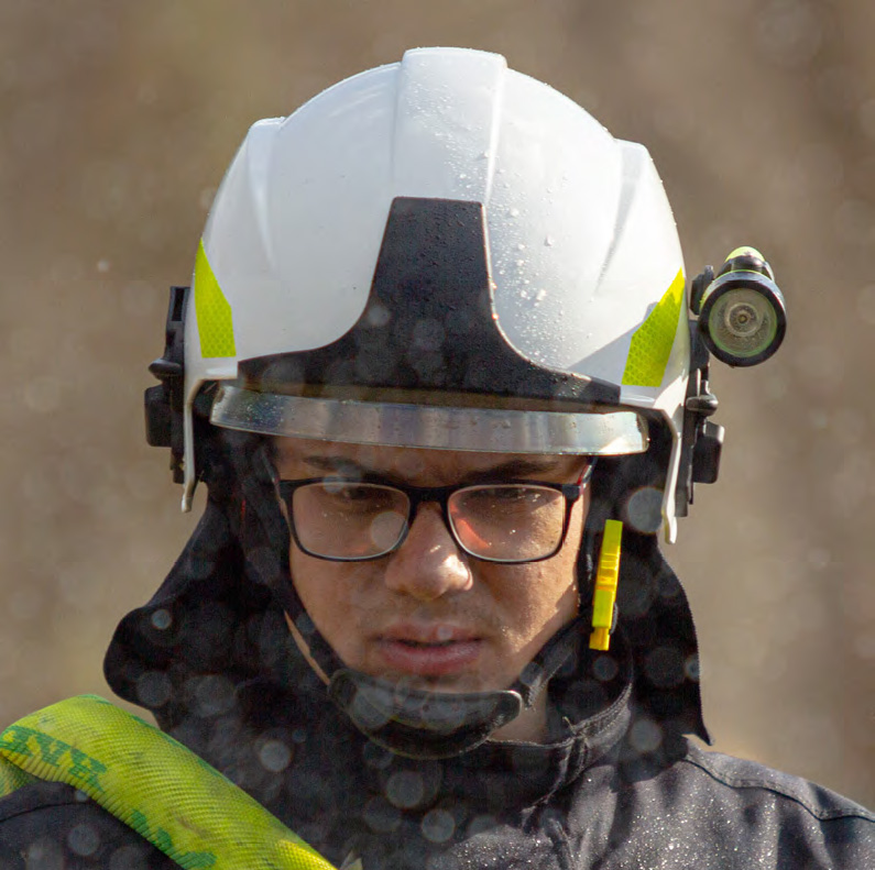 ISKRA LED Non-flammable torch for firefighters + holder set
